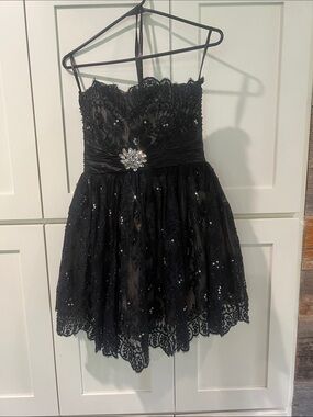 Sherri Hill Black Lace Strapless Cocktail Dress Crystal Brooch Mini - Size 8